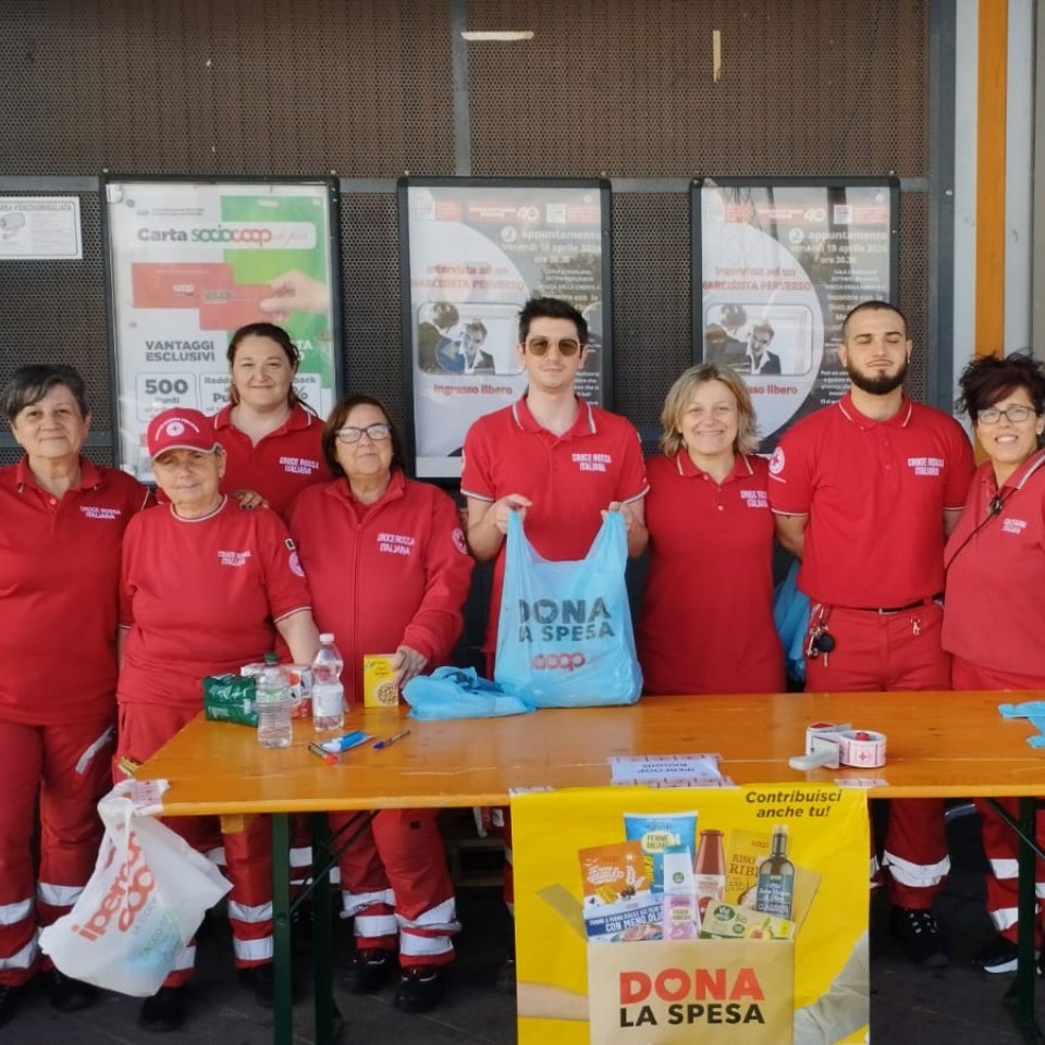Foto di gruppo raccolta alimentare